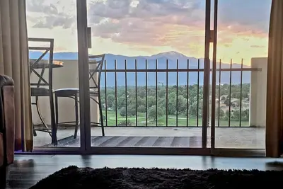 Image de Mountain Views! 2 bdrm, full home, 10th floor- 48ft balcony Pike's Peak sunsets!