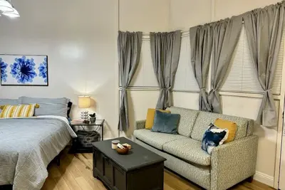 Executive Center Studio with Kitchenette, secure building   pool, Free Parking