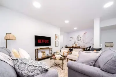 Image de Urban Utopia*Hot Tub*King Bed*Bbq*Sleeps 16*Garage