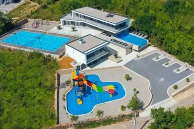 Image de Xxl villa resort for large group, heated pool, aquapark, tennis court, hot tube