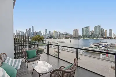 Image de Waterfront Gem in Dockland Expansive 5br/4ba