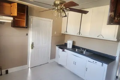 Image de Plant Workers Home Away From Home