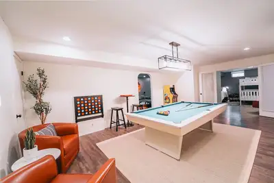 Image de Family retreat w/ pool, fire pit & game room. Near Saugatuck, wineries & beach!