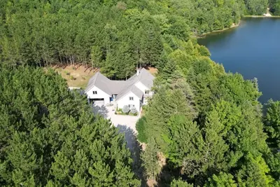 Image de 62 acre Family Retreat with Private Lake and Walking Trails