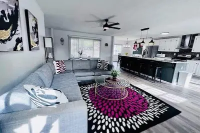 Image de Welcome to “Persimmon Grove” the Cozy Farmhouse with Modern Amenities