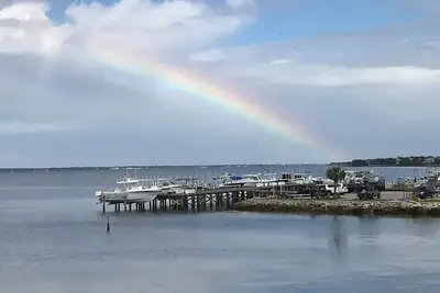 Image de Waterfront 2-bedroom Sf house at the Nc coast. Pet friendly w\/ views of sound.