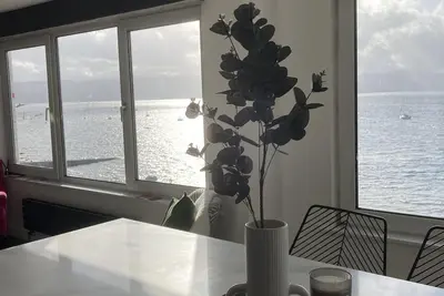 Image de Stunning high spec apartment with Panoramic river views of the Clyde.