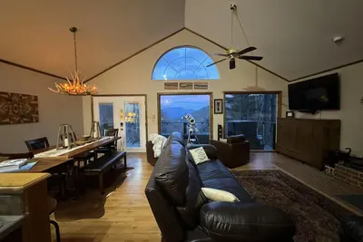 Image de Romantic Mountain Retreat or Family Vacay w\/ Stunning Views near Crabtree Falls