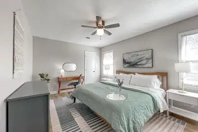 Image de Fenced-In 4 Br <2mi North Hills, Garage/Storage