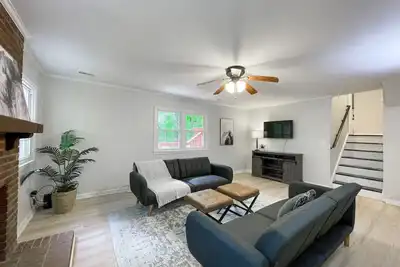 Image de Fenced-In 3 Br Swingset, Carport, North Raleigh
