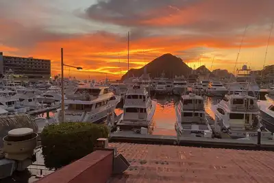 Image de Waterfront condo on the marina