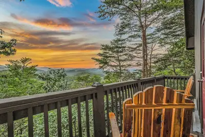Image de Gnome - Firepit, Pickle Ball, mt views, fireplace