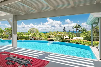 Image de Grands espaces et vue imprenable sur la mer depuis une piscine à débordement.