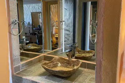 Image de Waterfront condo on the marina