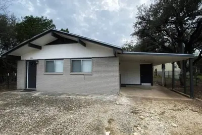 Image de Relax with family and friends at this peaceful, Texas hill country cottage.