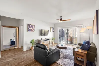 Image de Roomy Plaza 2bed w/ Den and Wk Space