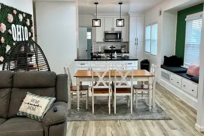 Image de Modern Farmhouse Style home close to the highway and many other place.