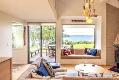 Image de Newly renovated waterfront home with good indoor living and leading to the beach