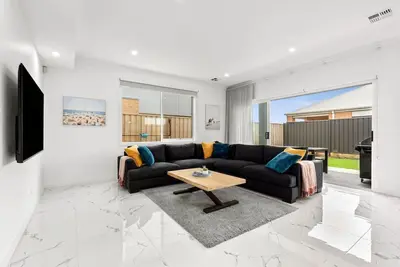 Image de Amazing family home opposite a park & sleeps 10