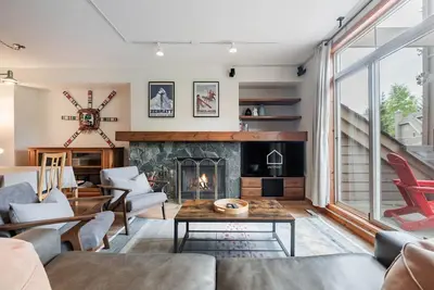 Image de Spacious townhome | Private garage & hot tub | Bbq