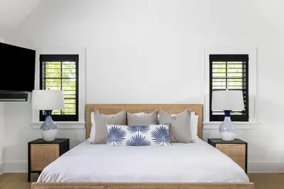 Image de Luxury Carriage House in Moreland Village