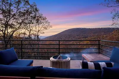 Image de Hot Tub / Bunk Room / 2 Living Rooms / King Beds / 3, 200 sqft