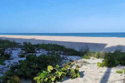 Image de On the beach! Newly remodeled 2b/2b first floor condo.