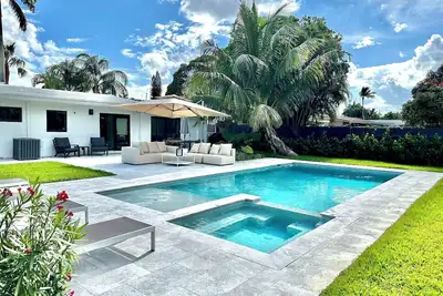 Image de Mid-Century Coastal Paradise