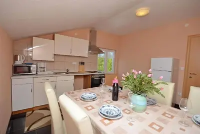 Appartement de trois chambres avec air conditionné Vodice (A-22557-b)