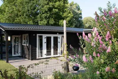 Image de Luxe en Ruim Chalet met Airco aan het Leekstermeer. Huisdiervriendelijk