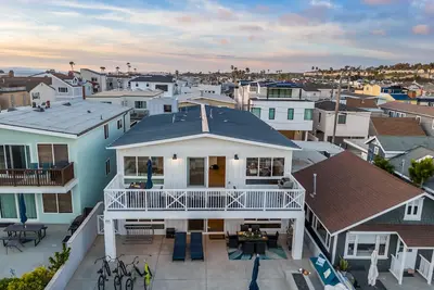 Image de Ocean Breeze Buyout by AvantStay | Steps to Beach!