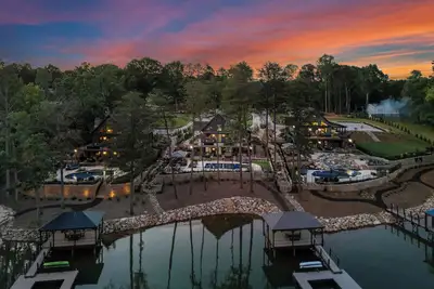 Image de The Lodges | AvantStay | Lakefront, Sleeps 66 | Pools, Docks, Theaters, Views