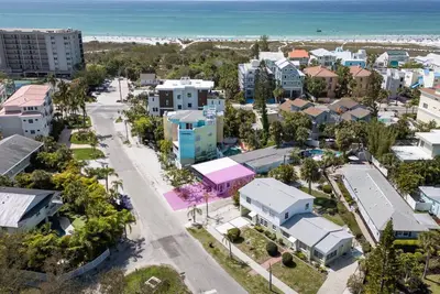 Image de 100 Steps to beach access, 5-minute walk to Siesta Key Village & Private Porch