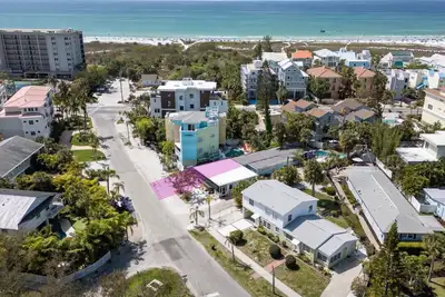 Image de 100 Steps to beach access, 5-minute walk to Siesta Key Village & Private Porch