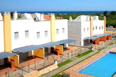 Image de Maison Ă Creixell avec 3 chambres, piscine, climatisation et Ă seulement 550m de la plage