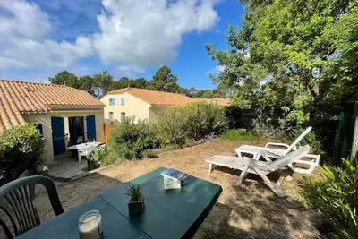 Image de Maison de vacances avec piscine, terrasse et coin détente en forêt, proche plage!