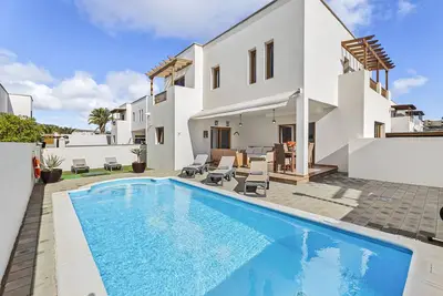 Image de Maravillosa villa con piscina climatizada!