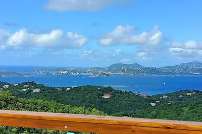 Image de DreamView On The Hill - 3 bd- 2 bth -Spectacular Island & Water Views --Solar