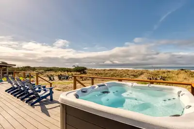 Image de Oceanfront Home has Two King Suites, Private Beach Access, Hot Tub, Game Room