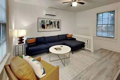 Image de Secret Garden A | Historic Savannah + Dog Friendly