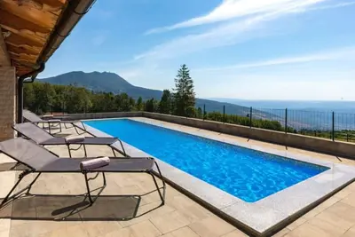 Image de mountain hideway robinson house Matić with pool