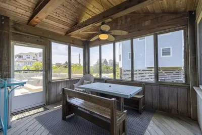Image de Crows nest with ocean views and a short walk to the beach!