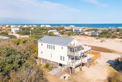 Image de Enjoy ocean views from the crow's nest at Shaka Shack!