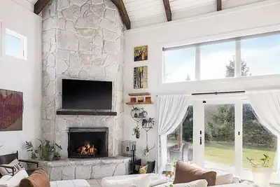 Image de Unwind in Montauk with a moments walk to a private bay beach and fenced in yard!