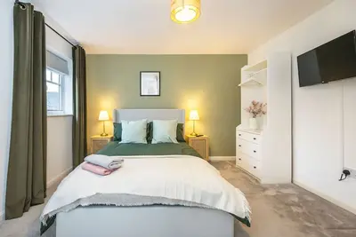 Image de The Lake Hub: Comfortable 2-Bedroom Apartment with Private Garden