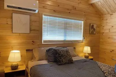 Image de Serene 1br Cabin near Nc Z00 with Loft & Waterview