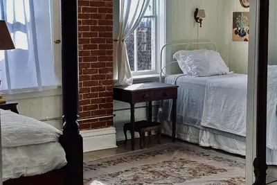 Image de Historic Blue Ribbon upstairs apartment full breakfast included in Br cafe