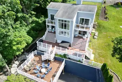 Image de Sleeps 16! Lake, Dock, Hot Tub, Deck, Fire Pit, Grill