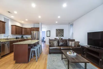Image de Entire Building-Walk to Lincoln Park or The Beach!