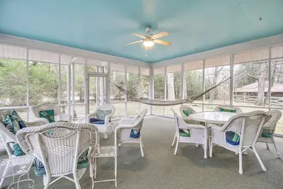 Image de Central & Ornate Sewanee Home w\/ Screened-In Porch